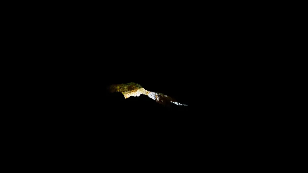 Fente de lumière dans le noir absolu de la Grotte Forestière