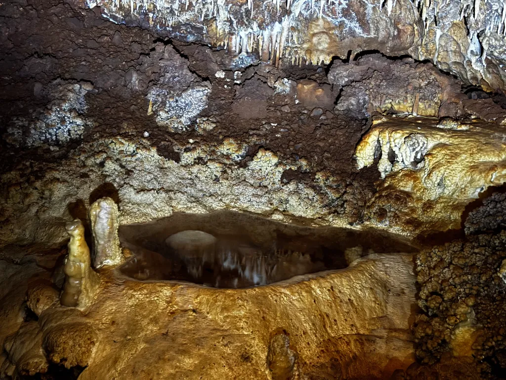 Gour de calcite dans la Grotte Forestière — bassin naturel souterrain