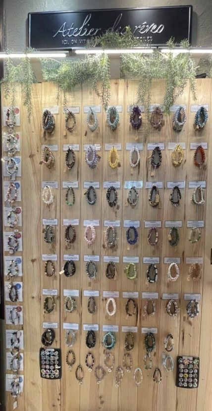Atelier bracelet de pierres naturelles à la Grotte Aven Forestière en Ardèche
